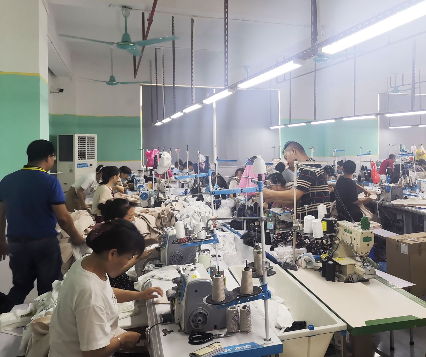 工業蒸發冷省電空調制衣廠降溫工程案例.jpg 工業蒸發冷省電空調制衣廠降溫工程案例.jpg